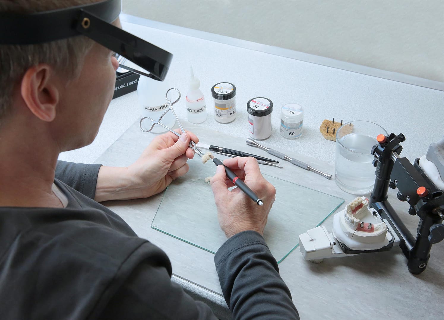Zahntechniker arbeitet an einem Zahn